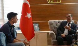 Türk bayrağı hassasiyetiyle yürekleri ısıtan çocuk: "Her gördüğüm bayrağı düzeltiyordum"