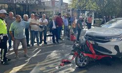 İki otomobilin arasında kağıt gibi ezildi: Motosiklet üzerindeki 2 kişi kazadan yaralı kurtuldu