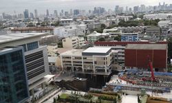 Tayland’da yol çöktü, bir araç 50 metrelik çukura düştü