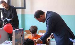Vali Masatlı okulun ilk gününde gözyaşlarına boğulan minik öğrenciyi teselli etti