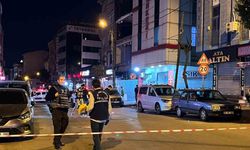 Bağcılar’da seyir halindeki otomobile silahlı saldırı: 2 yaralı