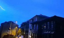 Bartın’da şimşekler geceyi aydınlattı