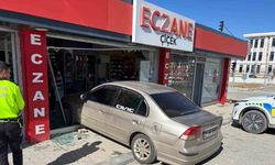 El freni çekilmeyen araç eczaneye girdi
