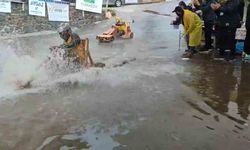 Geleneksel tahta araba yarışlarına yağmur da engel olamadı