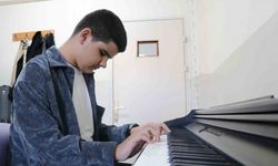 Gözleri görmüyor ama kalbiyle görüyor, sesliyle büyülüyor