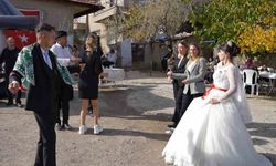 Hacca gidemeyen yaşlı çift birikimleriyle gençlerin düğün hayalini gerçeğe dönüştürdü