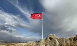 Karslı köylülerin 20 yıllık hayali: Ermenistan sınırına Türk bayrağı diktiler