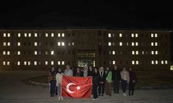 Kız öğrencilerinden ışıklı 102. yıl koreografisi