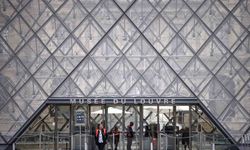 Louvre Müzesi soygundan 3 gün sonra yeniden ziyarete açıldı