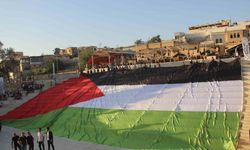 Şanlıurfa’da İsrail’in saldırıları dev Filistin bayrağıyla protesto edildi