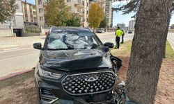 Uşak’ta araç ağaca çarptı: 2 yaralı