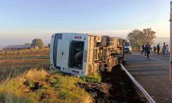 Uşak’ta tarım işçilerini taşıyan midibüs yan yattı: 23 yaralı