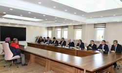 Vali Çiçek, halk gününde talepleri dinledi