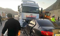 Van-Hakkari karayolunda otomobil tankerle çarpıştı: 3 ölü, 4 yaralı