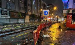 Zeytinburnu’nda tramvay yoluna giren araç, raylarda sıkıştı