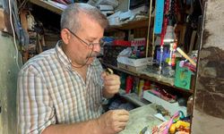 Çakmağını tamir ettiği doktorun kendine verdiği "Çakmak Doktoru" unvanıyla 40 yıldır ekmek parasını kazanıyor
