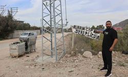 Evinin yanındaki araziye çöp atanlardan bıktı, çözümü "Buraya çöp atan şerefsizdir" yazısıyla buldu