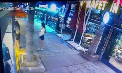 Kafeye gelenler cam kapıyı fark etmeyerek çarptı, çalışanlar "Biz de ne yapacağımızı şaşırdık" dedi