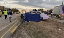 Kavşağa aşırı hızla giren tır otomobile çarptı: 1 ölü