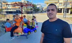 Kendi çocukken hiç binmedi: Mahalle mahalle gezerek çocukları dönme dolabına bindiriyor