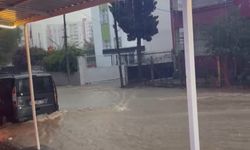 Kısa süreli yağmur yolları nehre çevirdi