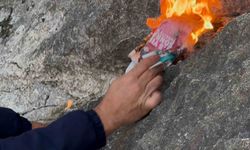 Suları çekilen Eğirdir Gölü’nde açığa çıkan kayalıkların arasından alevler yükseldi