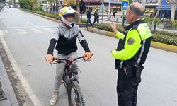 Trafik polisinden trafiği tehlikeye düşüren bisikletliye nasihat: "Bisiklete ceza yazılmaz diye düşünmeyin"