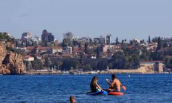 Türkiye’de karla mücadele başlarken, Antalya’da deniz mevsimi devam ediyor