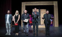 “Eyvah Nadir” İstanbul’da Ayakta Alkışlandı