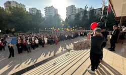 Adana'da aynı anda kanseri yenip okula dönen iki öğrenci, balonlarla karşılandı