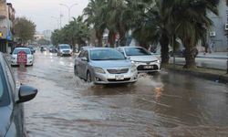 Adana'da patlayan içme suyu borusu sokakları göle çevirdi