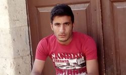 Ağabeyi geri manevra yaparken kamyonun altında kalan genç hayatını kaybetti