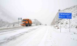 Antalya'ya kar yağışı aralıklarla devam ediyor