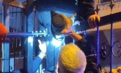 Bacağına demir korkuluk saplanan çocuk hastaneye kaldırıldı