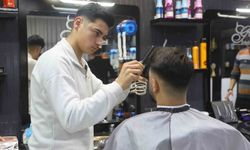 Depreme müşterisinin saçını yıkarken yakalanan kuaförün ustalığını konuşturduğu anlar kamerada