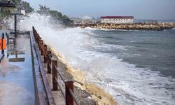 Doğu Akdeniz'de dev dalgalar kıyıları dövdü