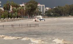 Finike'de fırtına sebebiyle tekne kıyıya sürüklendi, denizin rengi çamura döndü