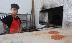 Fırında yerleri süpürerek çıraklığa başlayan 16 yaşındaki çocuk, 6 yıldır meslek öğrenmek için emek veriyor