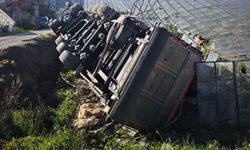 Gazipaşa'da devrilen kamyonun sürücüsü yaralandı