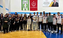 Hem öğrenci, hem okul müdürü olarak voleybolda kupalar kaldırmayı başardı