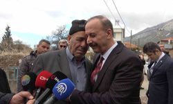 Kayıp baş arama çalışmalarında acılı baba, Vali Erin'e sarılarak gözyaşlarına boğuldu