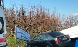 Mersin'de otomobil otobüs durağına çarptı: 2 yaralı