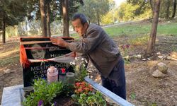 Motosikletle okula götürdüğü kızını kazada kaybetti, mezarına diktiği çiçeklere hırsızlar musallat oldu