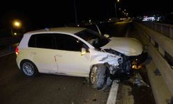 Otomobil bariyerlere çarptı: 2 yaralı