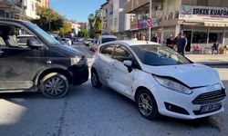 Otomobille hafif ticari aracın çarpışması kamerada