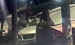 Park halindeki otomobilin dikiz aynasını tekme atıp kırdı