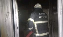 Samandağ'da yanan konteyner kullanılamaz hale geldi