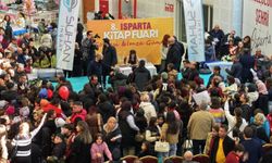 Şarkıcı Melis Fis, 8. Isparta Kitap Fuarı'nda hayranlarıyla buluştu