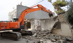 Toroslar’da Tehlike oluşturan metruk yapı yıkıldı