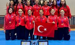 Türkiye Kadın Hokey Milli Takımı şampiyonluk kürsüsünde